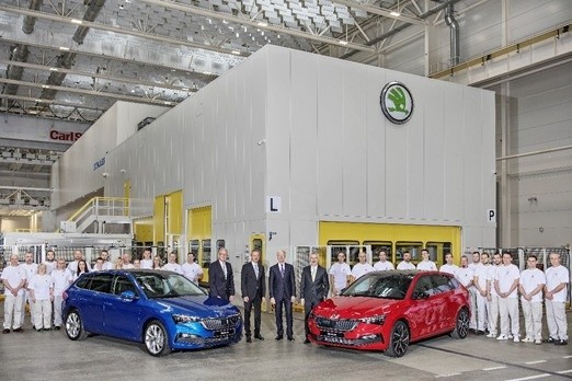 Skoda Scala Podstawowa jednostka benzynowa to trzycylindrowy silnik 1.0 TSI o mocy 85 kW (115 KM), zaś mocniejszy, czterocylindrowy silnik 1.5 TDI gwarantuje moc 110 kW (150 KM). Wszystkie warianty posiadają turbodoładowanie oraz spełniają wymogi emisyjne normy Euro 6d TEMP. Każdy z nich ma również zainstalowany system STOP/START  i system odzyskiwania energii z hamowania.Fot. Skoda