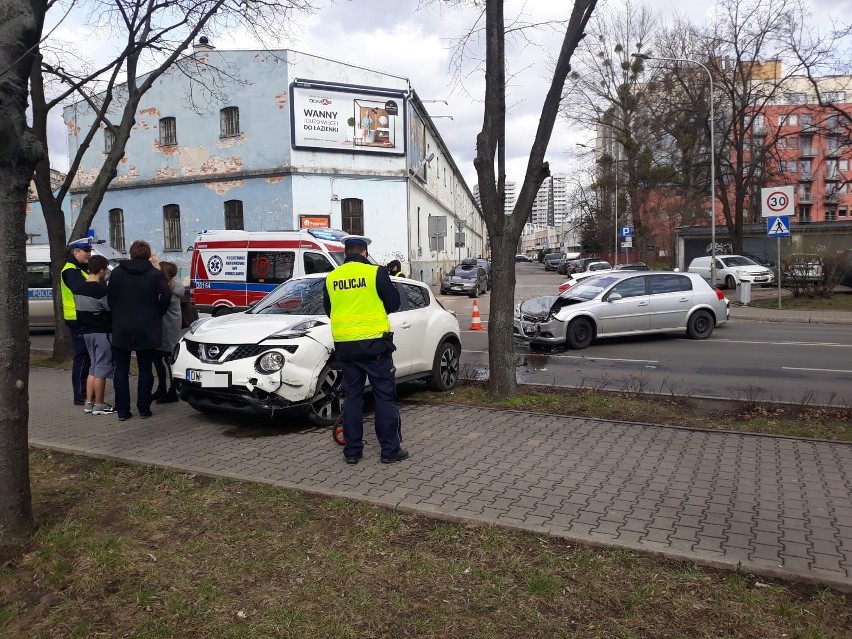 Wypadek przy placu Orląt Lwowskich. Ranna kobieta (ZDJĘCIA