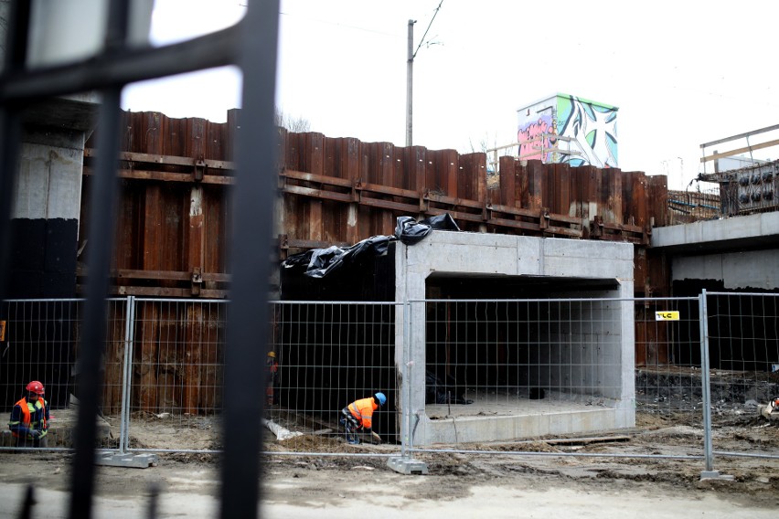 Kraków. Rosną nowe estakady kolejowe w centrum. Mieszkańcy niepokoją się o zabytkowy wiadukt na Grzegórzkach [ZDJĘCIA]