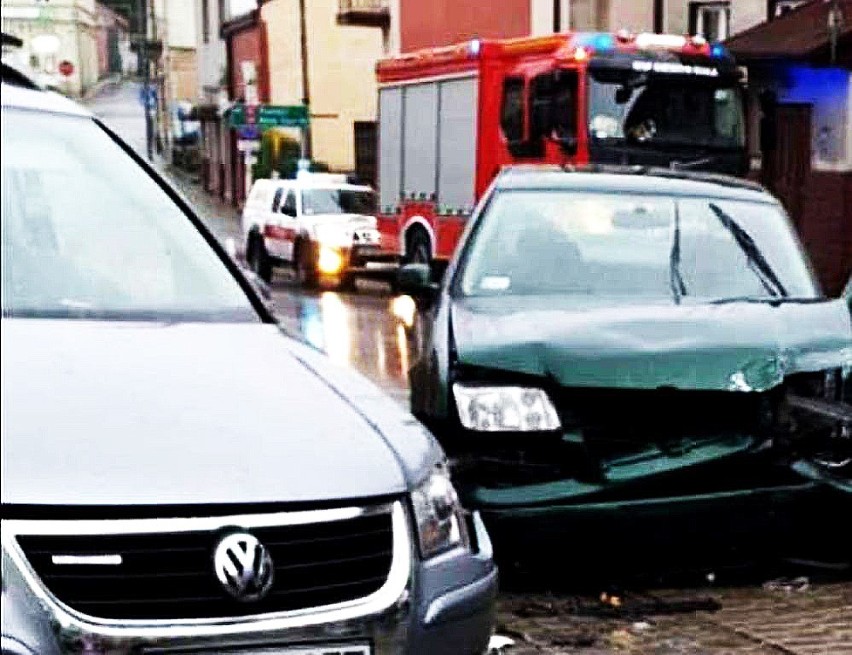 Grybów. Piesza potrącona przez auto, w które uderzył inny wóz odrzucony po wcześniejszym zderzeniu