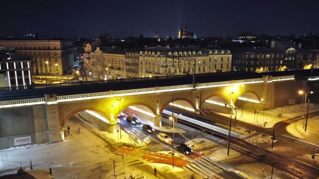 Przebudowa wiaduktu to była cześć wielkiej inwestycji kolejowej w Krakowie. Trzeba było go poszerzyć, podobnie jak pobliski nasyp kolejowy, by zmieściła się druga para torów. Równocześnie powstał nowy most kolejowy na Wiśle w Krakowie.