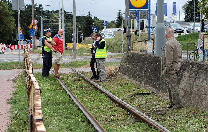 - Nie zważając na czerwone światło rowerzysta wjechał...