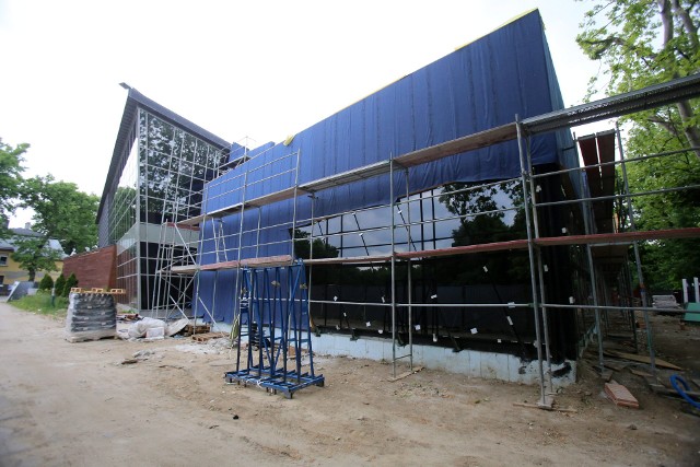 Tak obecnie wygląda przebudowywany basen przy ulicy Żeromskiego w Sosnowcu. Obiekt ma być gotowy w pierwszym kwartale 2022 rokuZobacz kolejne zdjęcia. Przesuwaj zdjęcia w prawo - naciśnij strzałkę lub przycisk NASTĘPNE