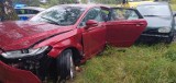 Wypadek drogowy pod Białogardem. Fordem uderzył w drzewo [ZDJĘCIA]