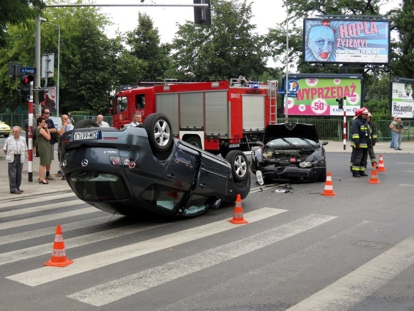 Wrocław: Wypadek na Poznańskiej. Mazda wylądowała na dachu (ZDJĘCIA)