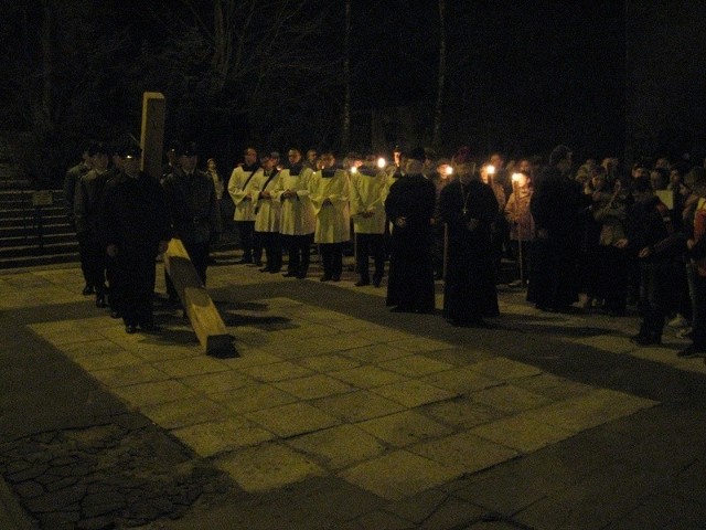 Droga Krzyżowa na ulicach GorzowaDroga Krzyżowa zakończyła się pod Schodami Donikąd
