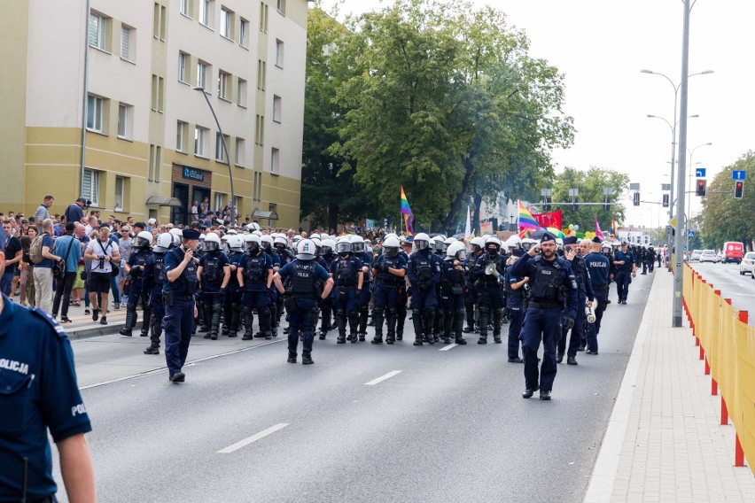 Białostocki pedagog w tłumie atakującym Marsz Równości w Białymstoku. Został zwolniony z pracy