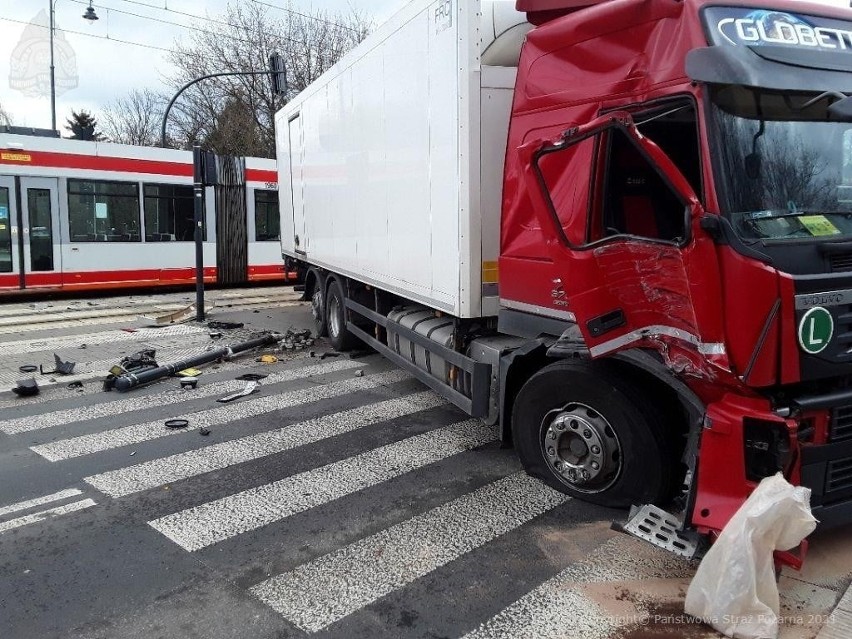 Uszkodzona ciężarówka blokuje ul. Dąbrowskiego w Łodzi (od...