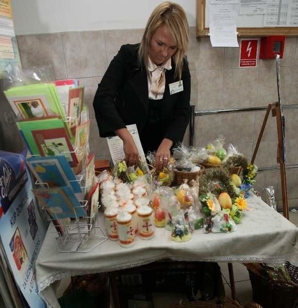 Rok w rok do białostockich sklepów, w tym Społem , trafiają ozdoby świąteczne wykonane przez wolontariuszy na rzecz Stowarzyszenia Droga.