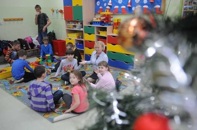 Czy świetlice szkolne czynne będą też w przerwie świątecznej? Na zdjęciu Barbara Dzikowska wraz z uczniami w ZS nr 16