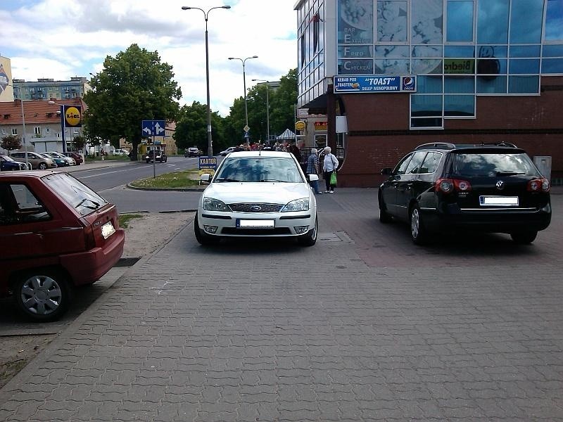 Autodrań  zaparkował na chodniku przy ul. Matejki w Gorzowie