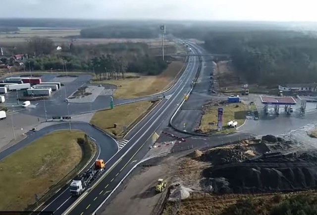 W Lubuskiem trwa przebudowa południowej jezdni A18, która po zakończeniu prac będzie miała parametry autostrady. Jak idą prace? Najlepiej widać to z lotu ptaka. Zobaczcie zdjęcia i wideo z budowy drogi od Olszyny do węzła Żary Zachód, które opublikowała Generalna Dyrekcja Dróg Krajowych i Autostrad. Droga nr 18 łączy autostradę A4 przejściem granicznym w Olszynie. Starą drogę krajową nr 18, a obecnie jej nitkę południową, wybudowali Niemcy w latach 30. XX wieku. Stanowiła ona fragment autostrady Berlin - Wrocław. W listopadzie 2004 roku rozpoczął się pierwszy etap dostosowywania drogi krajowej nr 18 do parametrów przyszłej autostrady A18. Do istniejącej drogi dobudowana została równoległa, jezdnia północna, którą oddano do użytku w 2006 roku. Prace na południowej jezdni rozpoczęły się w pod koniec marca 2020 r., zakończą się w 2023 r. Czytaj także: Most nad Wartą w Kostrzynie już częściowo zamknięty. Tworzą się korki, ale kierowcy są wyrozumiali