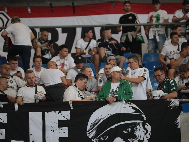 Na stadionie Piasta pojawiło się około 1000 fanów Legii.Zobacz kolejne zdjęcia. Przesuwaj zdjęcia w prawo - naciśnij strzałkę lub przycisk NASTĘPNE