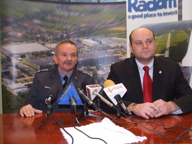 Międzynarodowe pokazy lotnicze Air Show 2009 ważne sa nie tylko dla miasta, ale i dla wojska - powiedział Andrzek Kosztowniak (z prawej), prezydent Radomia. Obok pułkownik Janusz Chwiejczak z Dowództwa Sił Powietrznych.