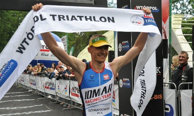 Przemysław Szymanowski przekracza metę Wtórpol Triathlonu w Skarżysku. Liczył na podium, zajął natomiast piąte miejsce.