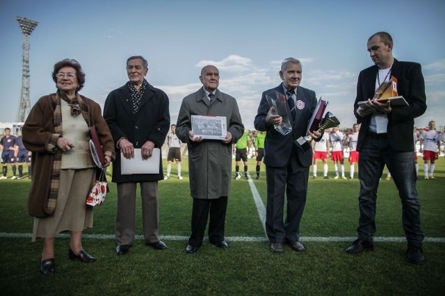 Z prawej Henryk Szczepański, Robert Grzywocz, Józef Walczak i Henryka Jezierska.