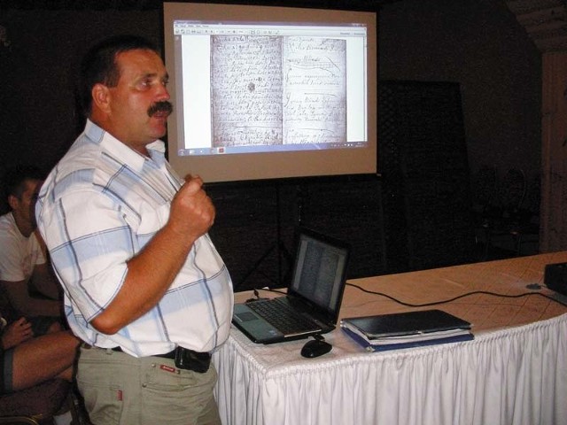 Marek Martynowicz podczas pokazu elektronicznej wersji książki "Dasze&#8221; w czasie spotkania Towarzystwa Przyjaciół Ziemi Kleszczelowskiej
