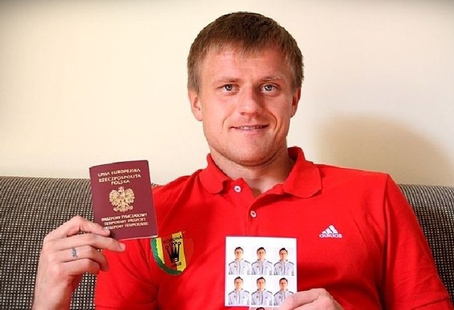 Tomasz Lisowski musiał wyrabiać na Cyprze tymczasowy paszport, dlatego jego wyjazd do Polski opóźnił się o jeden dzień.
