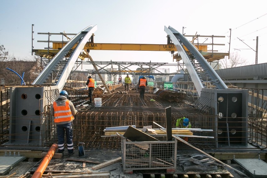 Kraków. Od połowy roku pociągi pojadą nową estakadą przecinającą centrum [ZDJĘCIA, WIZUALIZACJE]