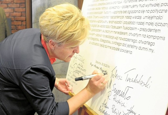 28 sierpnia 2014 roku,  Edyta Mozyrska podpisuje deklarację akcesyjną do Komitetu Tadeusza Truskolaskiego...