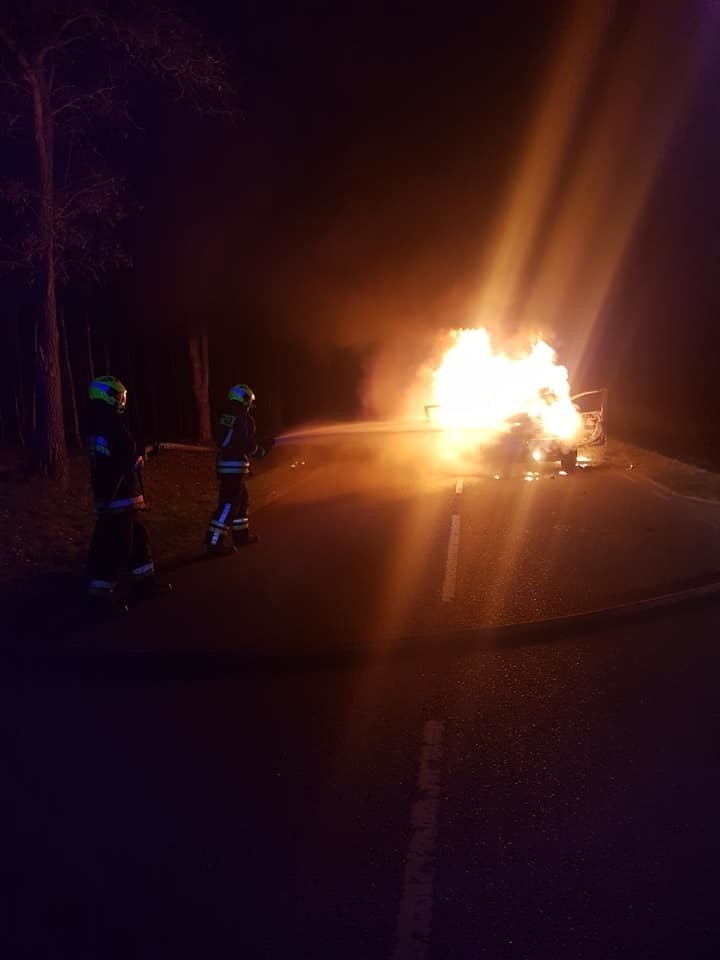 Sucholaski. Pożar samochodu. Auto zapaliło się na drodze [ZDJĘCIA]