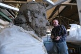 Zaglądamy do nowej pracowni profesora Krzysztofa Nitscha. Co najbardziej znany śląski rzeźbiarz tworzy w Gliwicach?