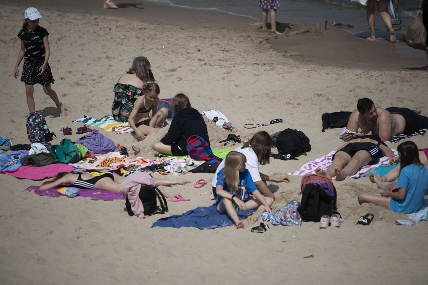 Turyści na plaży w Mielnie. Sezon letni rozpoczęty