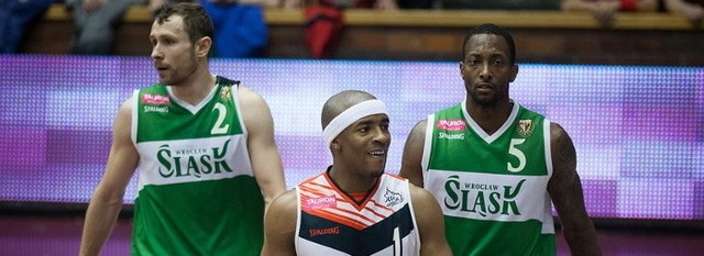 Łukasz Wiśniewski (z lewej) i Roderick Trice (z prawej) chcą posmakować pierwszego zwycięstwa w ćwierćfinale TBL