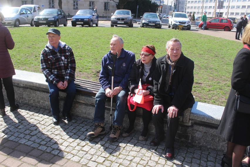 Działacze i sympatycy KOD manifestują w Katowicach na placu...