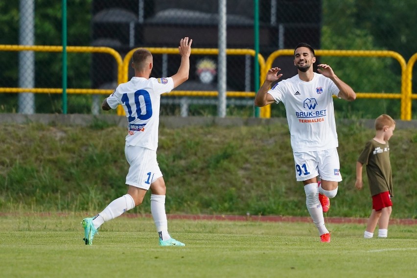 Z prawej Nemanja Tekijaski - zdobywca gola na 1:0 w sparingu...