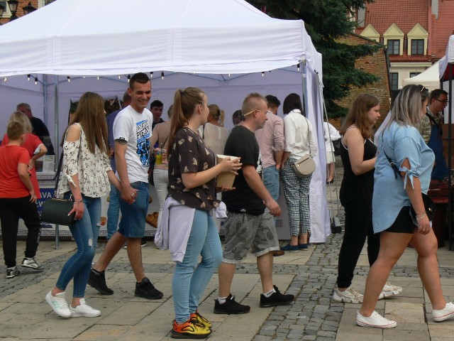 Późne popołudnie na sandomierskim Rynku. Przy stoiskach nadal tłumy.....