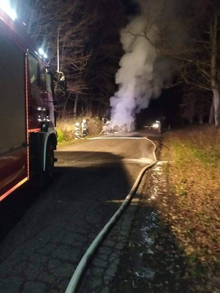 Powiat białogardzki: Pożar samochodu dostawczego pod Tychowem ZDJĘCIA