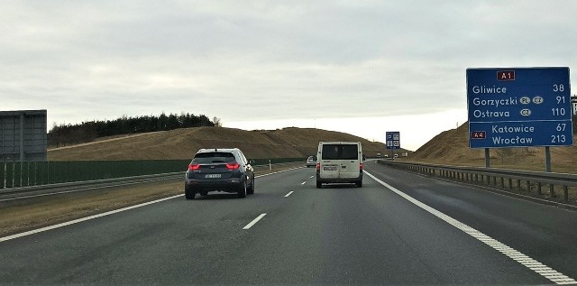 Słynne "fale Dunaju" między węzłem Pyrzowice i Piekarami Śląskimi są powodem ograniczenia prędkości na tej trasieZobacz kolejne zdjęcia. Przesuwaj zdjęcia w prawo - naciśnij strzałkę lub przycisk NASTĘPNE