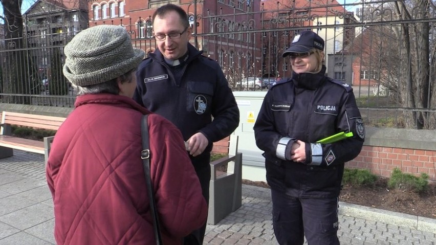 Katowice: Aż 39 odblasków i świętych obrazków dla pieszych. Akcja policjantów i księdza