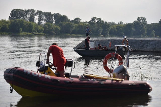 Dramatyczne sceny nad Wisłą w Toruniu. Mężczyzna wskoczył do rzeki i nie wypłynął. Po południu mężczyzna wskoczył do Wisły - na wysokości żwirowni znajdującej się przy Porcie Zimowym. Jak wynika z informacji Komendy Wojewódzkiej Państwowej Straży Pożarnej, 37- letni mężczyzna wskoczył do wody za psem. Możliwe, że chciał go ratować. Niestety, mężczyźnie nie udało się wypłynąć. Służby ratunkowe powiadomiła obecna na miejscu żona poszukiwanego.Na miejscu przyjechało sześć zastępów straży pożarnej. Zadysponowano też dwie łodzie do poszukiwań a także grupę wodno-nurkową z Bydgoszczy. Po kilkugodzinnych poszukiwaniach nurkowie wyłowili ciało mężczyzny z rzeki.Pogoda na środę, wideo: TVN Meteo Active/x-news