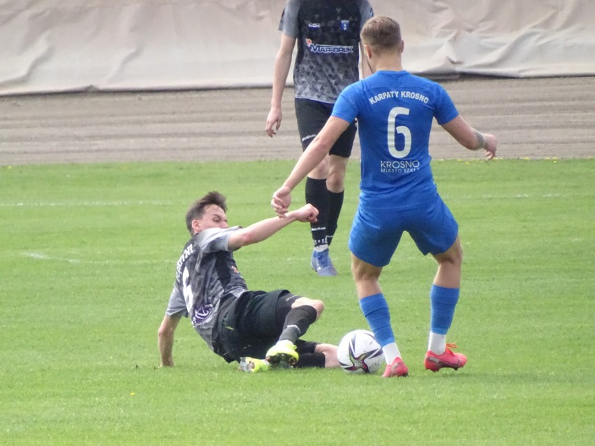 4 liga podkarpacka. Karpaty Krosno wygrały z Błękitnymi Ropczyce 1:0 [RELACJA, ZDJĘCIA]