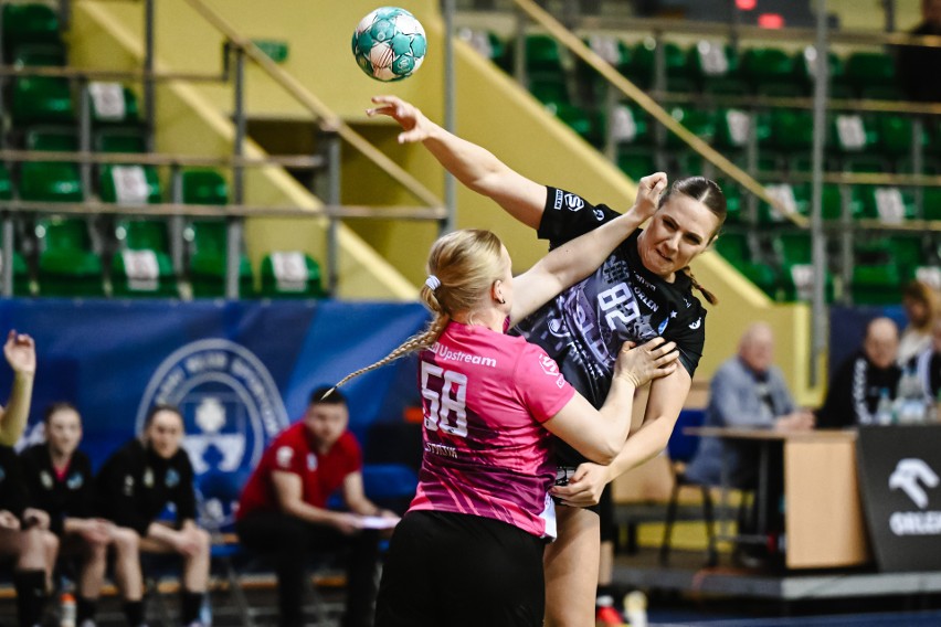 Handball JKS Jarosław (różowe koszulki) z Elbląga wraca z...