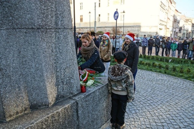 Przed pomnik Kopernika przychodzą dzieci z przedszkoli, młodzież ze szkół, harcerze.