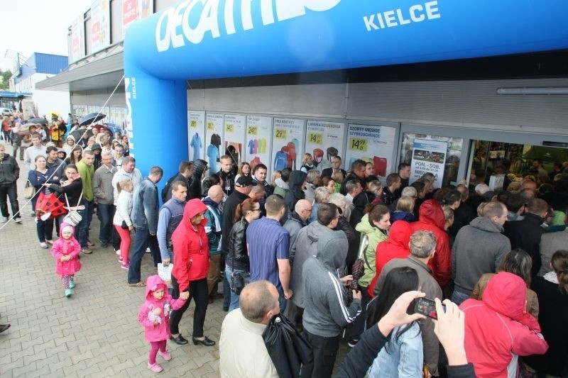 Szturm na Decathlon w Kielcach. Klienci czekali od wczesnego ranka 