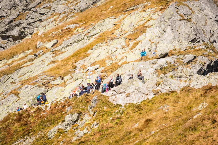 Tatry. Magiczne kolory na Przełęczy Zawrat. Zapierające dech w piersiach tatrzańskie widoki [ZDJĘCIA]