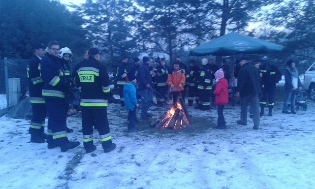 Strażacy zorganizowali ognisko i pieczenie kiełbasek.