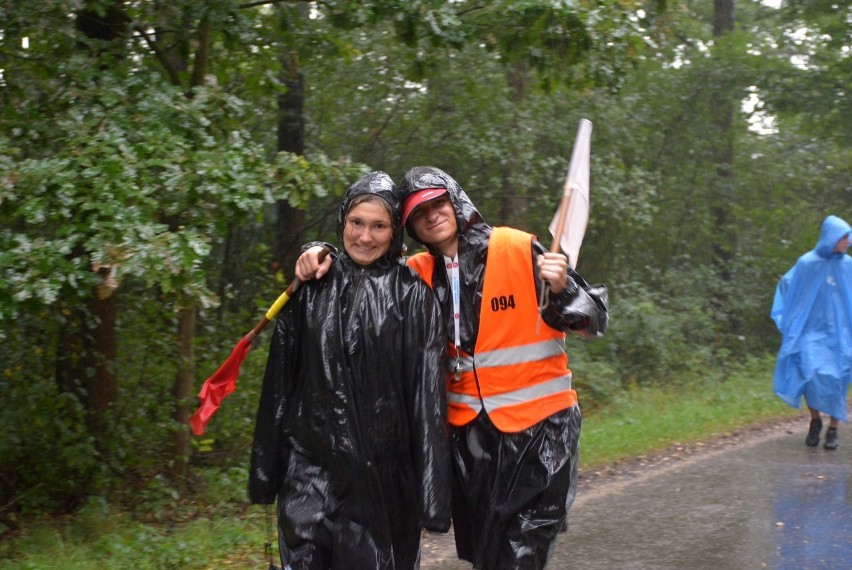 Lubelscy pielgrzymi szli na Jasną Górę w strugach deszczu (ZDJĘCIA)