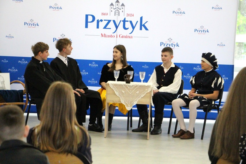 Konkurs recytatorski w Przytyku w ramach cyklu wydarzeń Przystanek Kochanowski Wesele. Zobacz zdjęcia 