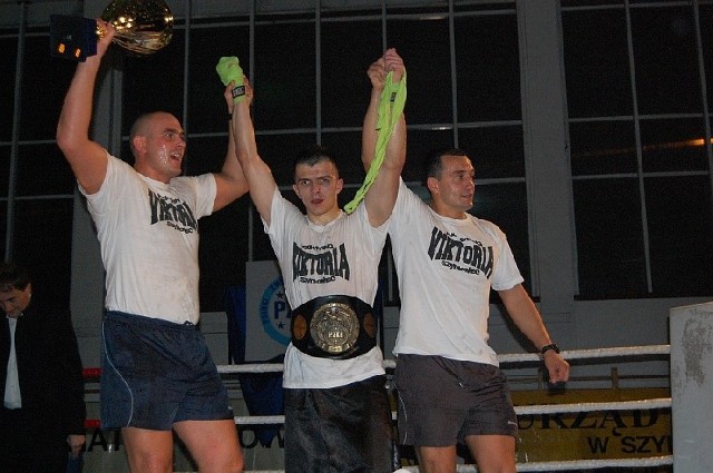 Mateusz Rycerski (w środku) oraz jego trenerzy Paweł Piwowarski i Paweł Surdy mieli sporo powodów do radości