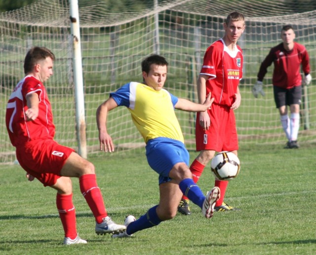 Na tarnobrzeskim Zwierzyńcu piłkarze Bukowej Jastkowice (w czerwonych koszulkach) pokonali Iskrę Sobów.