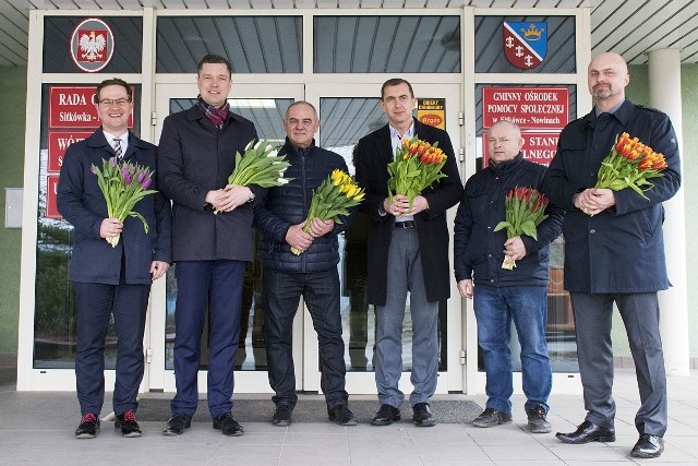 Od lewej: Łukasz Barwinek (wicewójt), Sebastian Nowaczkiewicz (wójt), Marian Wilk (radny), Jacek Kania (dyrektor GOK "Perła" wNowinach), Waldemar Kasprzyk (radny), Robert Mularczyk (radny).