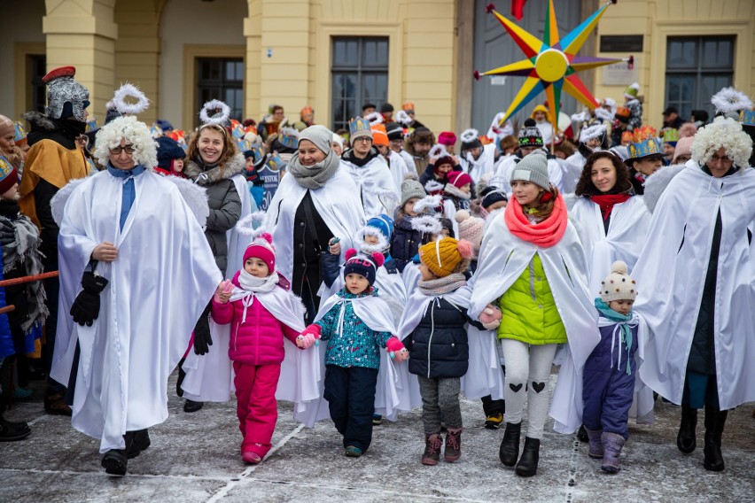 Orszak Trzech Króli 2020 przeszedł ulicami Białegostoku. Wielkie jasełka pełne kolorów, śpiewu i radości (ZDJĘCIA) 