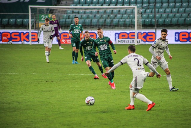 Śląsk Wrocław przegrał z Legią Warszawa 0:1 w meczu 20. kolejki PKO Ekstraklasy. Oceniliśmy piłkarzy WKS-u za występ w tym spotkaniu. Oceny w skali od 1 do 10, gdzie 10 to klasa światowa, a 1 występ poniżej wszelkiej krytyki. Kto był najlepszy, a kto najsłabszy w drużynie Śląska? Sprawdź!WAŻNE! Do kolejnych piłkarzy można przejść za pomocą gest&oacute;w lub strzałek