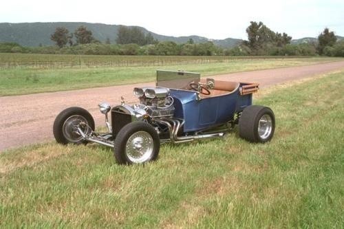 Hot Rod przerobiony ze starego Forda T z 1923 r. W latach...