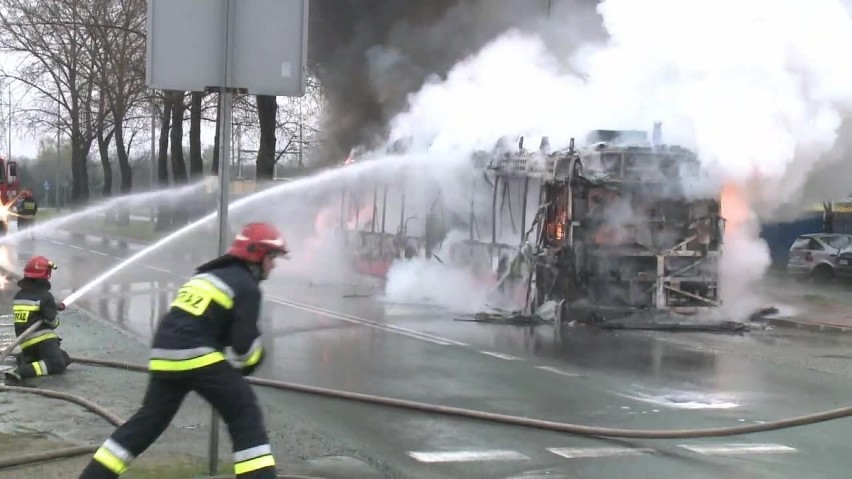Autobus hybrydowy w Częstochowie spłonął w zajezdni. Straty...